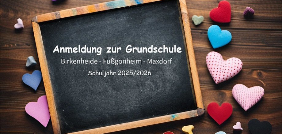 Bild einer kleinen Tafel auf einem Tisch liegend mit Kreideschrift Anmeldung zur Grundschule Birkenheide Fußgönheim Maxdorf Schuljahr 2025 2026