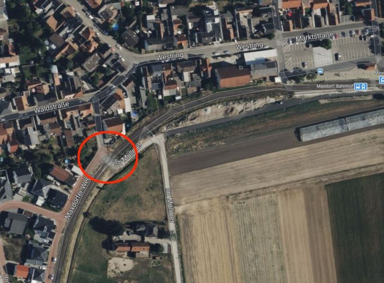 Bild Satelittenansicht der "Rupp-Kurve" mit Markierung des geschlossenen Bahnüberganges